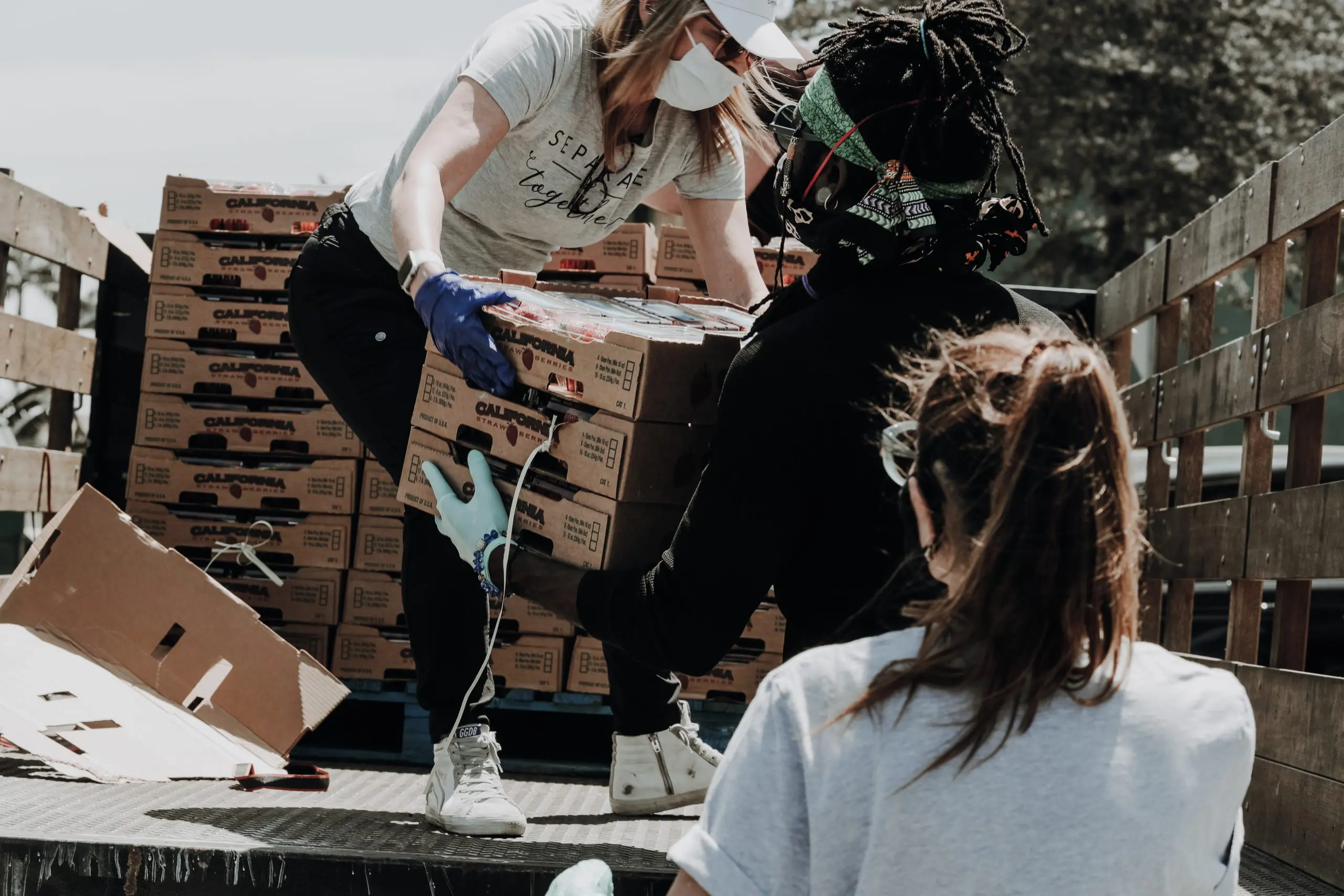 volunteers distributing food